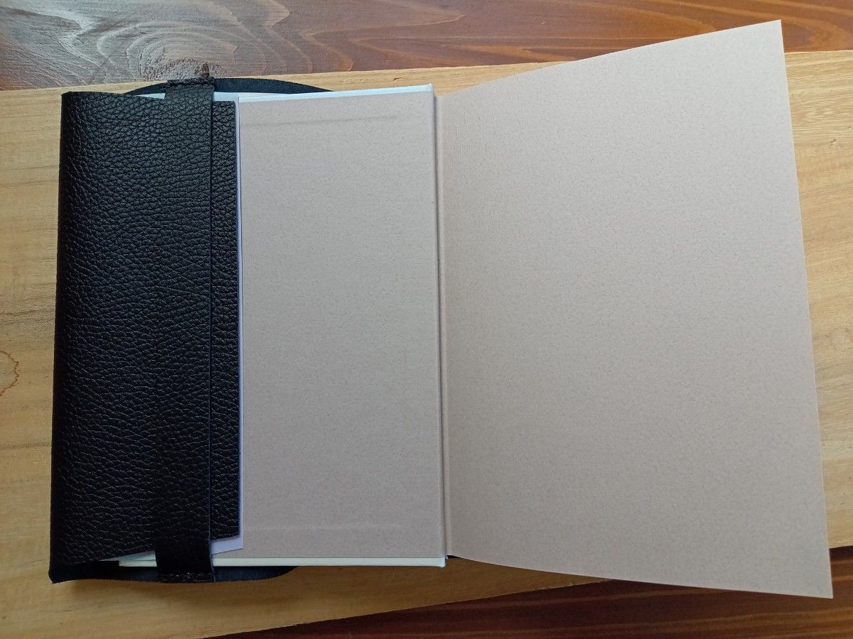ハードカバー　革のブックカバー　黒革　シンプルDesign