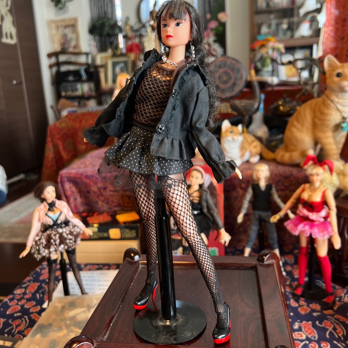 momoko doll セキグチ　1/6 黒い長髪　長袖上着　黒白点のミニスカート　網靴下_画像4