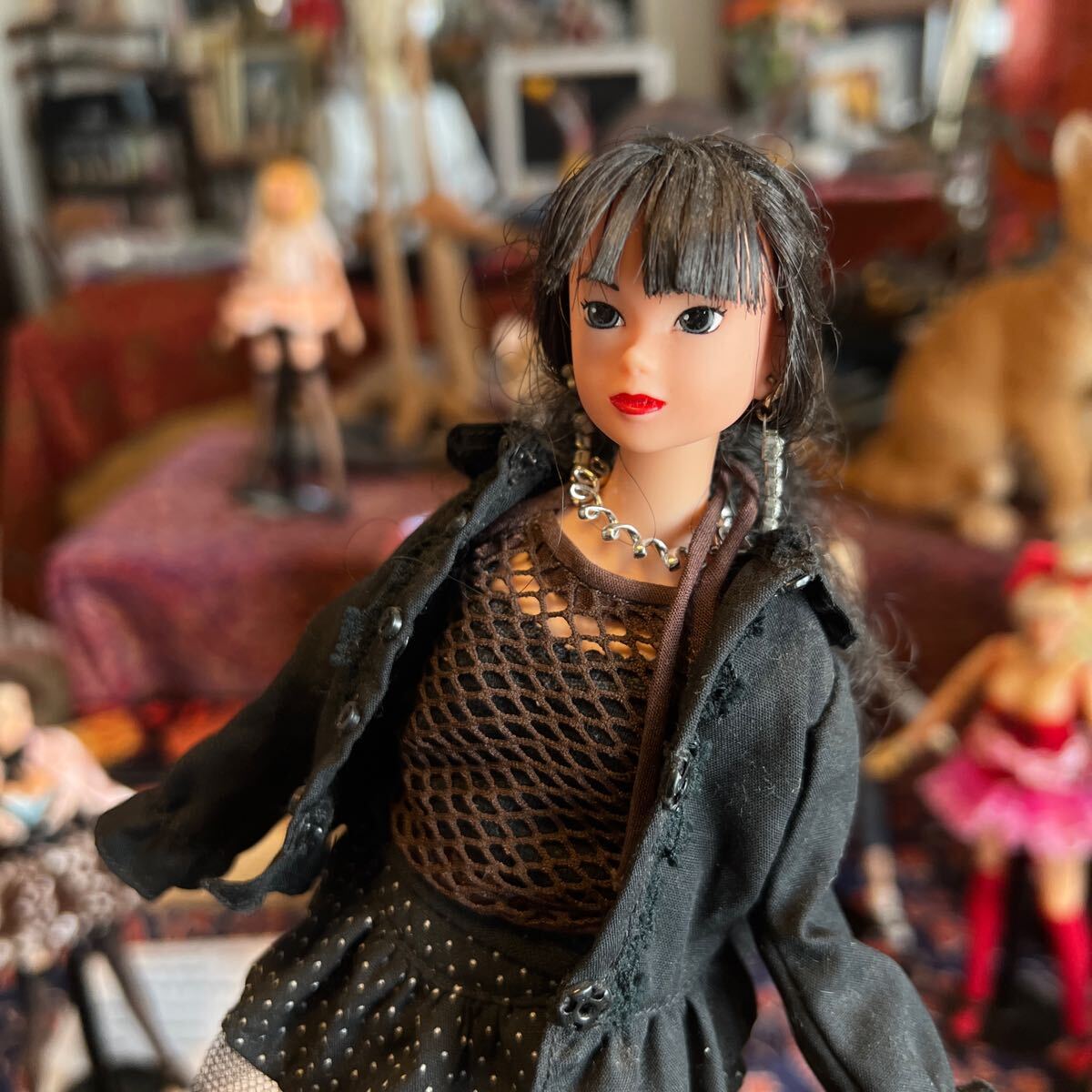 momoko doll セキグチ　1/6 黒い長髪　長袖上着　黒白点のミニスカート　網靴下_画像3