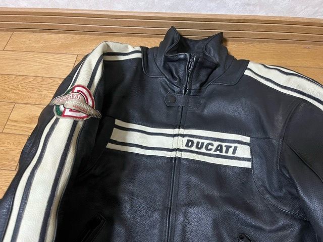 ダイネーゼ製　ＤＵＣＡＴＩ　レザー　本革　ジャケット_画像2