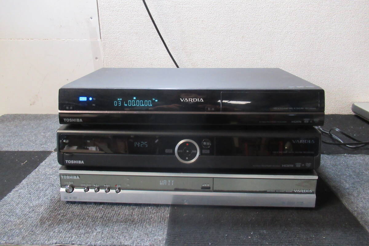 棚13.B1271 TOSHIBA 東芝 RD-E1005K/ RD-E300/RD-E303 HDD DVDビデオレコーダー 3台セツト　_画像1
