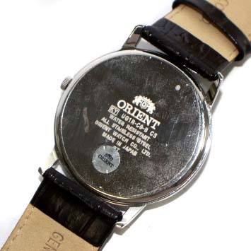 オリエント ORIENT 腕時計 ウォッチ クォーツ アナログ 3針 レザーバンド クロコ型押し デイデイト SS 白文字盤 黒 UG1R-CO-B CS_画像5