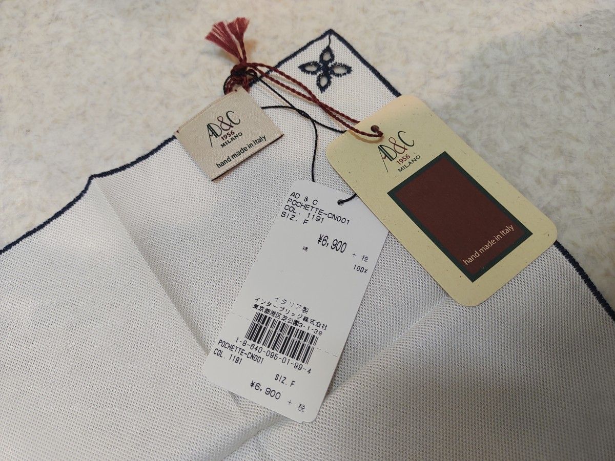 新品タグ付【AD&C1956 MILANO】ポケットチーフ　ハンカチ　ホワイト