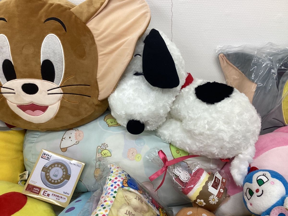 【同梱不可/現状】 ファンシー グッズ まとめ売り トムとジェリー すみっコぐらし 他 ぬいぐるみ クッション キーホルダー ストラップ 他_画像3