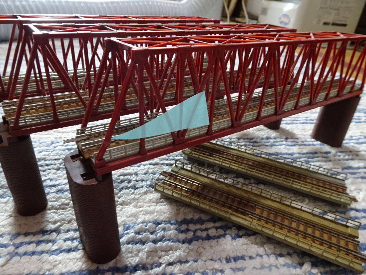 TOMIX 3003単線トラス形鉄橋(赤)(橋脚・2本付) ×3個（1個割れの修正有）・ガード付き高架レールHS140×2個_画像8