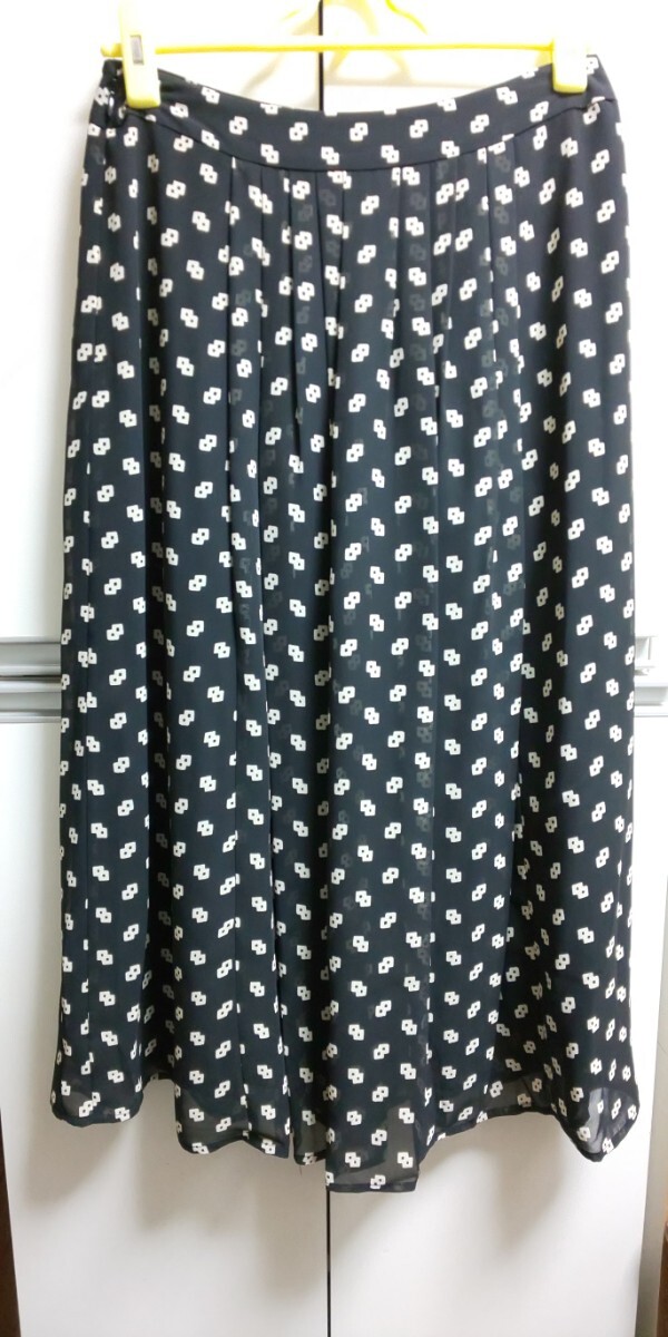 ローラアシュレイ LAURA ASHLEY スカート サイズ11 ポリエステル製 ロングスカート 黒地 × 白柄 定価￥15.000-の画像2