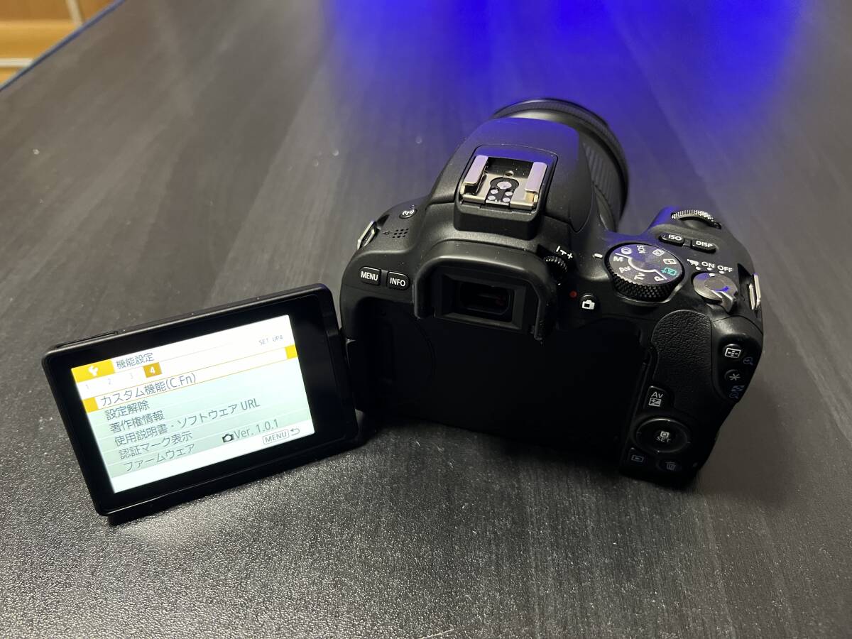 CANON EOS Kiss X9本体とEFS10-18mmレンズセット【正常動作確認済み】極めて美品、一部ゴムカバーカット有③_モニター側