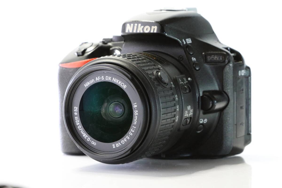 美品 ニコン Nikon D5600 + AF-S DX 18-55mm F3.5-5.6G II レンズキット 動作確認済 送料無料_画像2