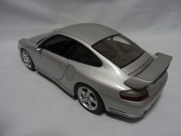 オートアート　1/18　『ポルシェ911GT2』ルース品　エンジンフード破損_画像3