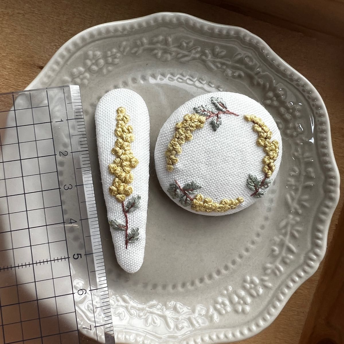 ミモザ刺繍のブローチ　＊ハンドメイド＊