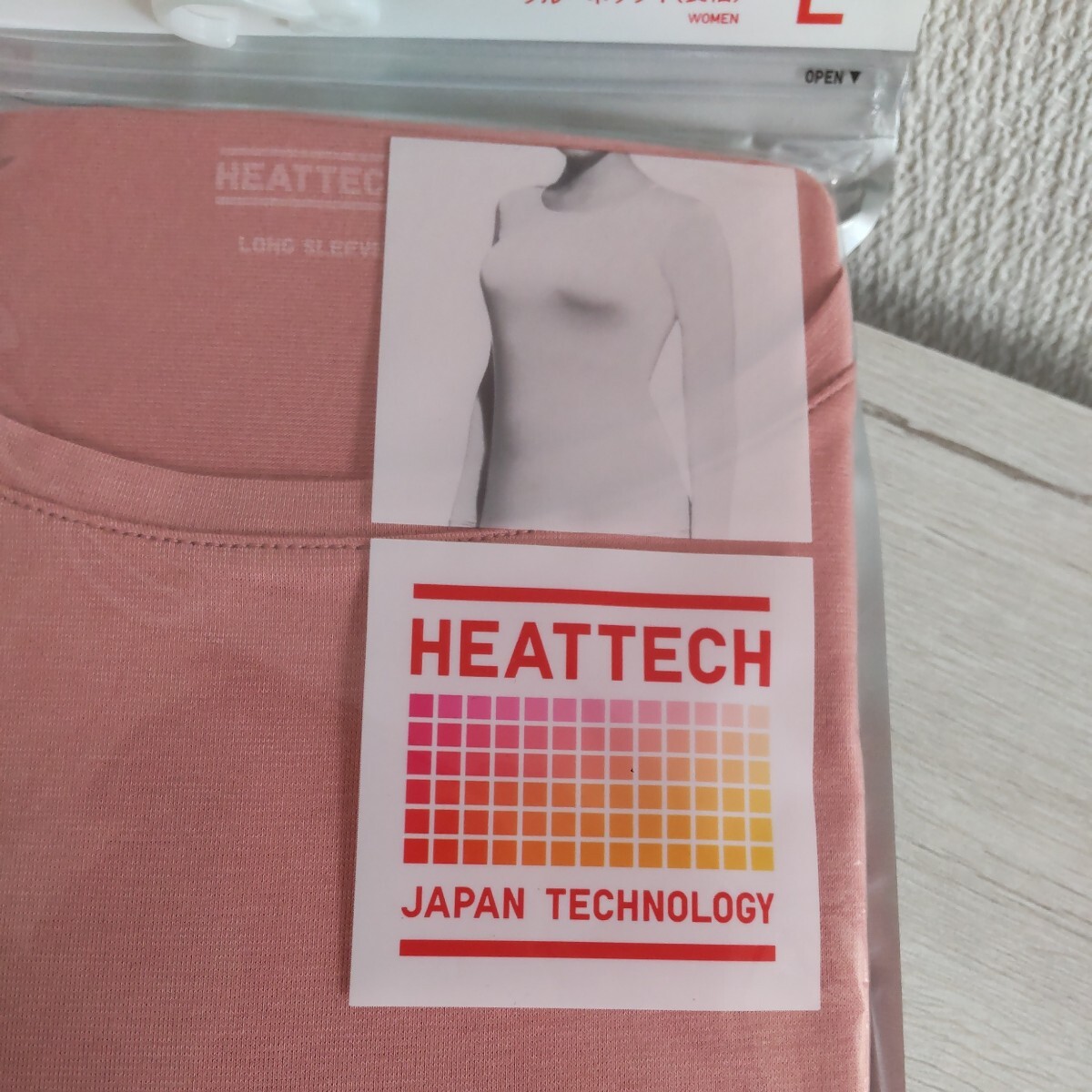 送料無料　新品　未開封　長袖 UNIQLO ヒートテック ユニクロ　クルーネック　ピンク　タートルネック　黒　HEATTECH　インナー　Ｌ　２点_画像7