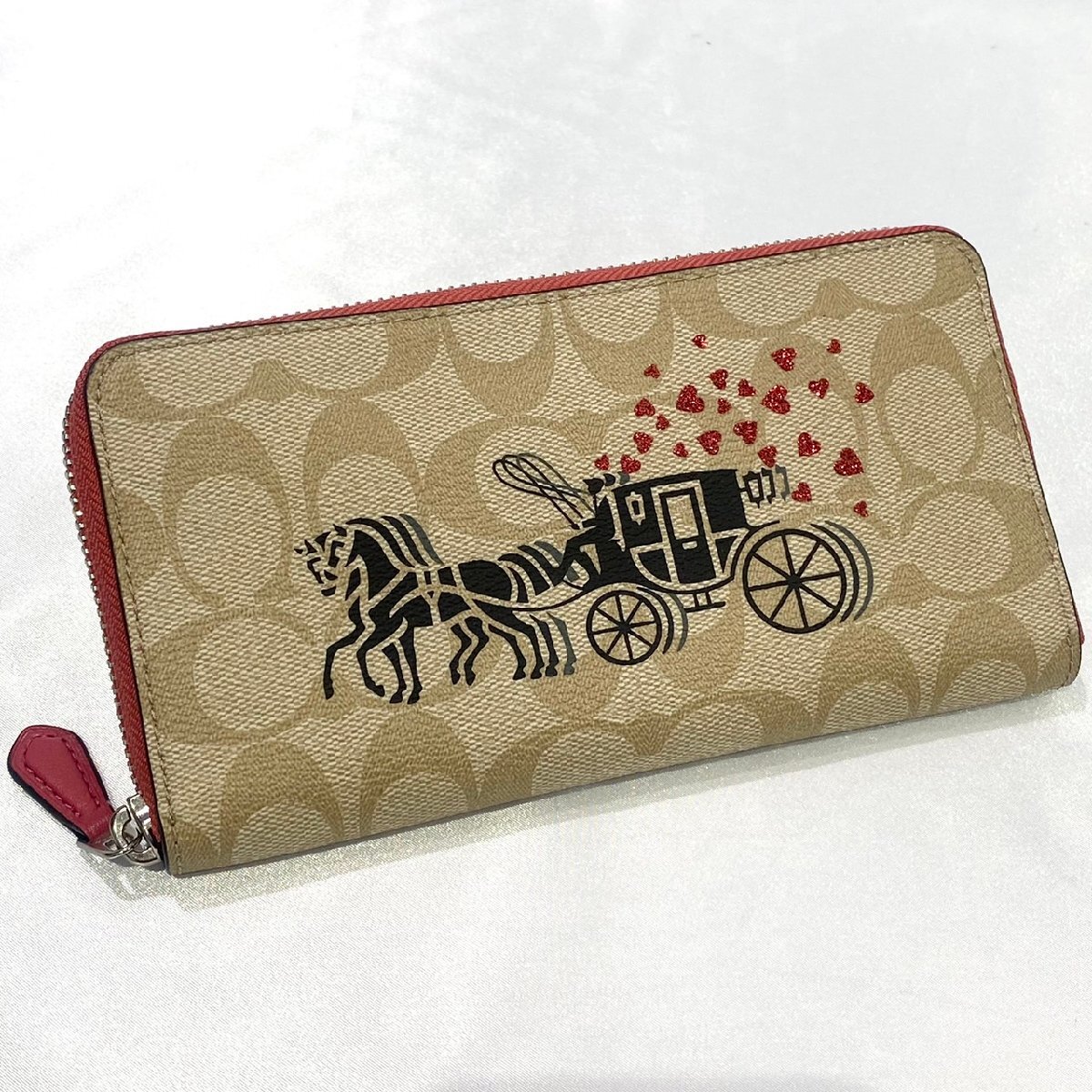 美品 COACH 91571 コーチ ラウンドファスナー 馬車柄 長財布 現状品お渡し ハート ラメ 可愛い ピンク PVC レディース 人気 格安 激安S2493_画像1