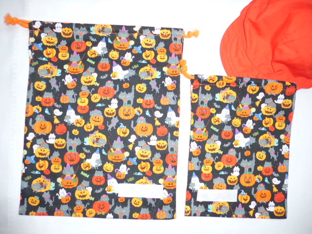 在庫処分・送料無料・巾着：体操着袋と給食袋セット「ハロウィンこかぼちゃ黒す」大34×27㎝ 小24×20㎝ひもは薄紫色てす_体操着袋と給食袋のセットです。