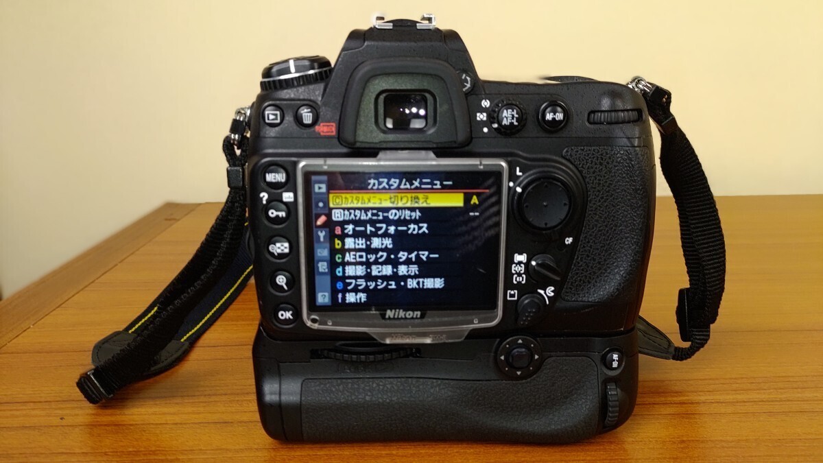 ニコン Nikon D300 ボディ シャッター数2036回 バッテリーグリップ MB-D10 ズームレンズ 18-70mm 作動品 取扱説明書 バッテリー2個 充電器の画像3