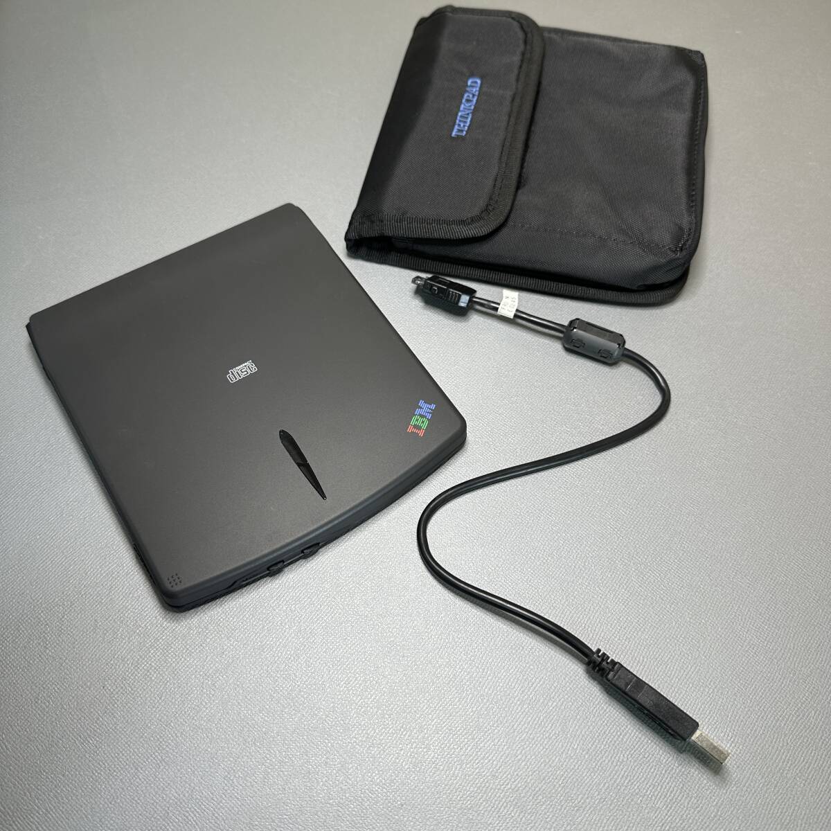 A ★全国送料無料★ 動作品 現状渡し IBM USB Portable CD-ROM Drive ケーブル ケース ◆ 00N8239 FRU No. 00N8244 2004年11月製造_品物の全体です。これ以外は付属しません。