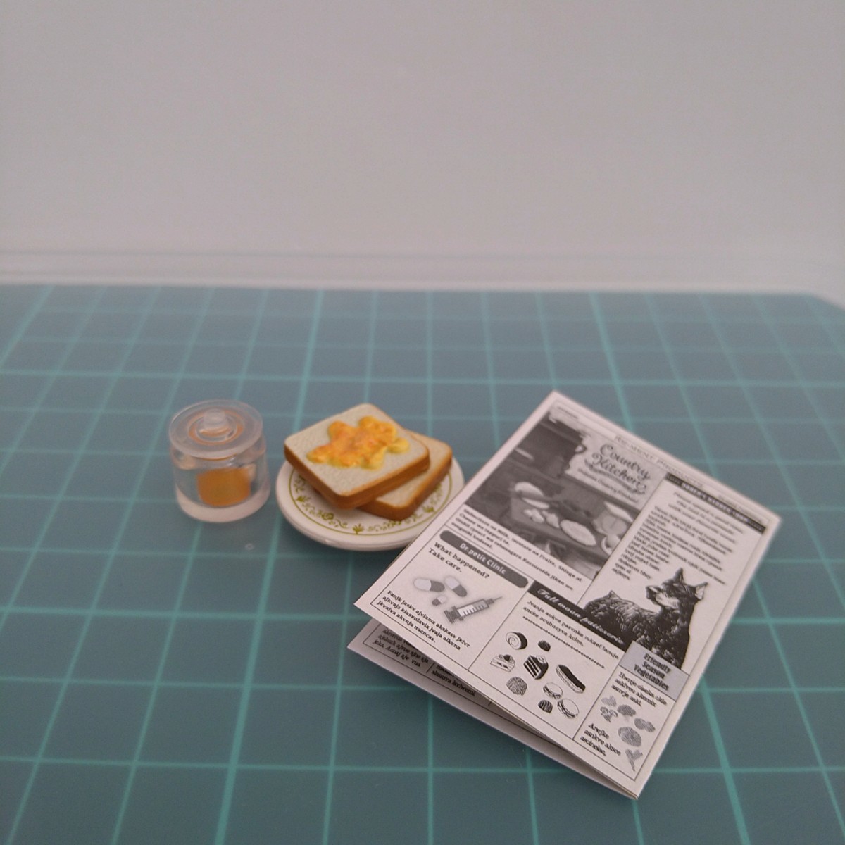 Rn32　リーメント　トースト　ジャム　新聞　ミニチュア　食品サンプル　名探偵の部屋_画像1