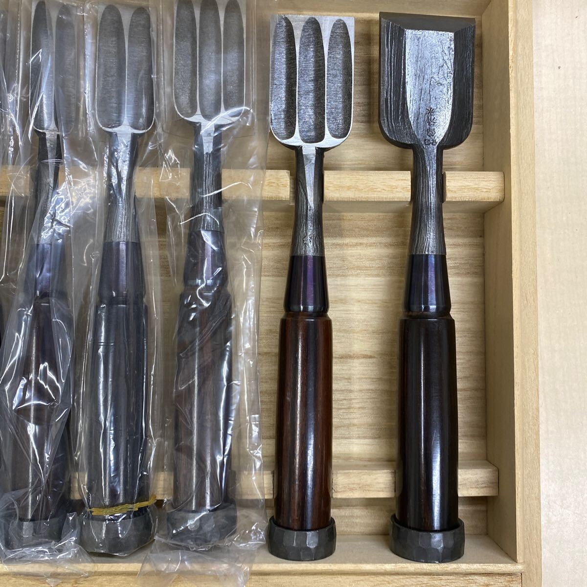 清水錦作追入のみ 木目出し黒檀柄 10本組 鑿 大工道具 桐箱(のみ 清水錦作追入のみ 木目出し黒檀柄 10本組 鑿 大工道具 桐箱(のみ