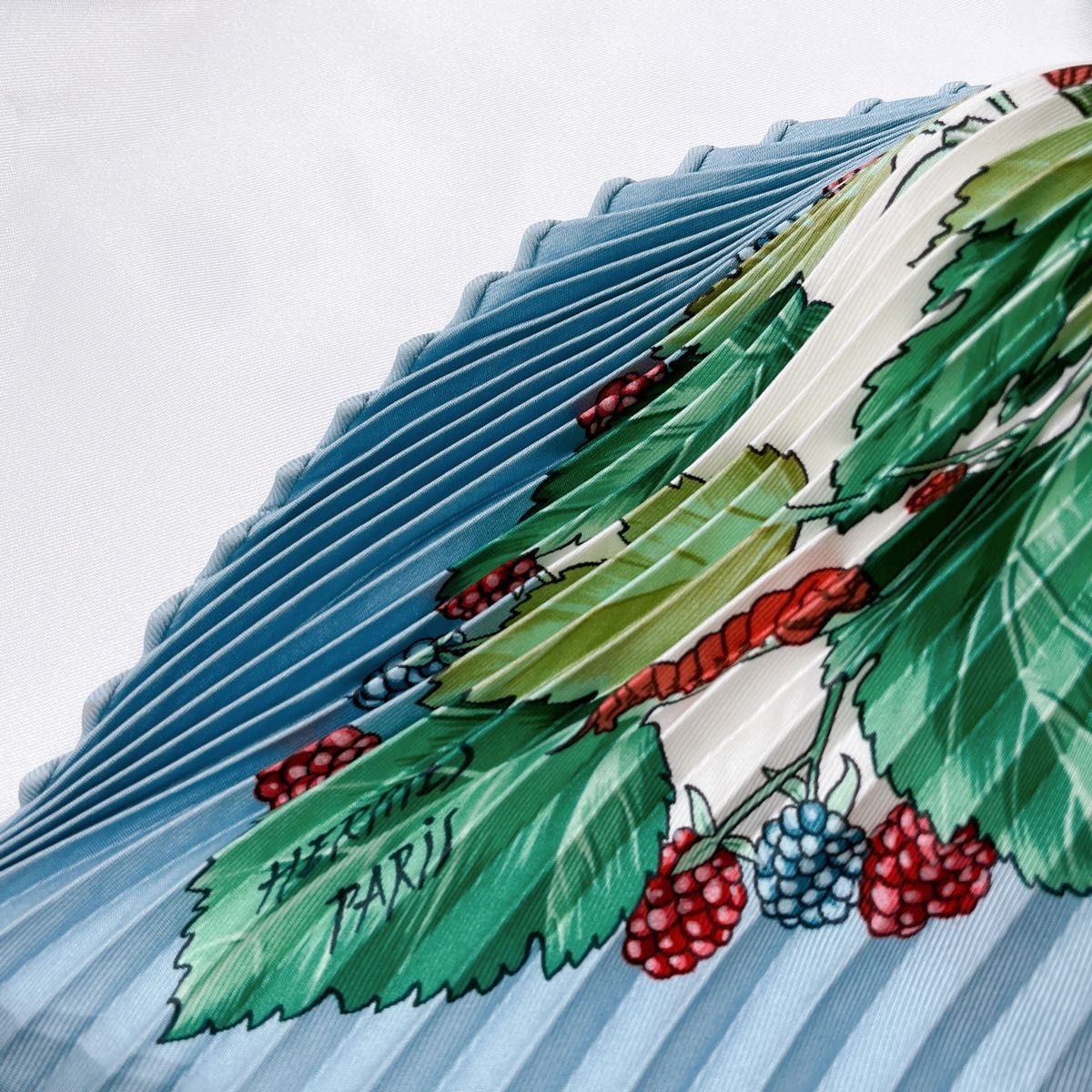 HERMES エルメス プリーツスカーフ シルク 桑の木と蚕 L'ARBRE HERMES エルメス プリーツスカーフ シルク 桑の木と蚕 L'ARBRE