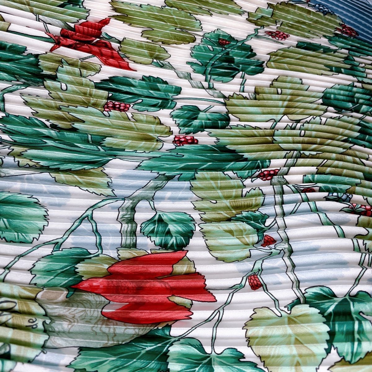 HERMES エルメス プリーツスカーフ シルク 桑の木と蚕 L'ARBRE HERMES エルメス プリーツスカーフ シルク 桑の木と蚕 L'ARBRE