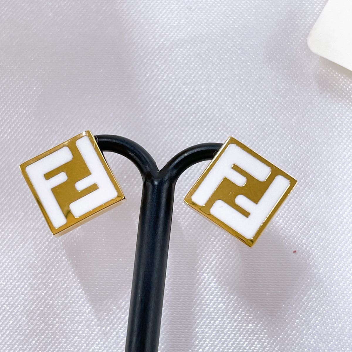 フェンディ ピアス フォーエバーフェンディ 8AH640 ホワイト フェンディ ピアス フォーエバーフェンディ 8AH640 ホワイト