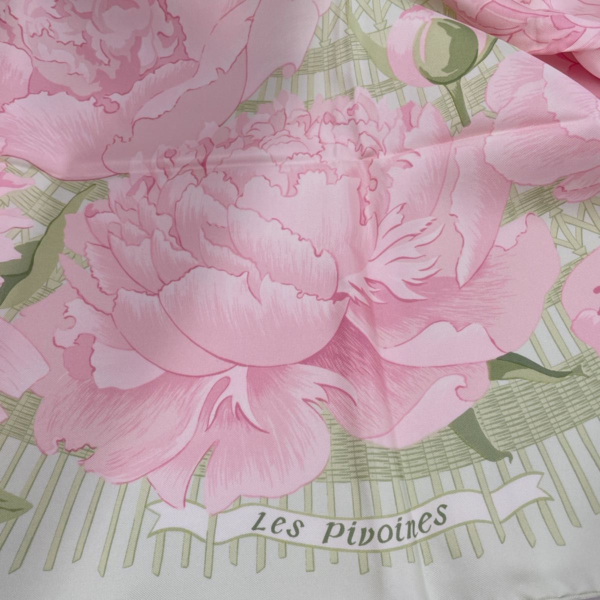 エルメス スカーフ カレ90 芍薬 Les Pivoines シルク ピンク エルメス スカーフ カレ90 芍薬 Les Pivoines シルク ピンク