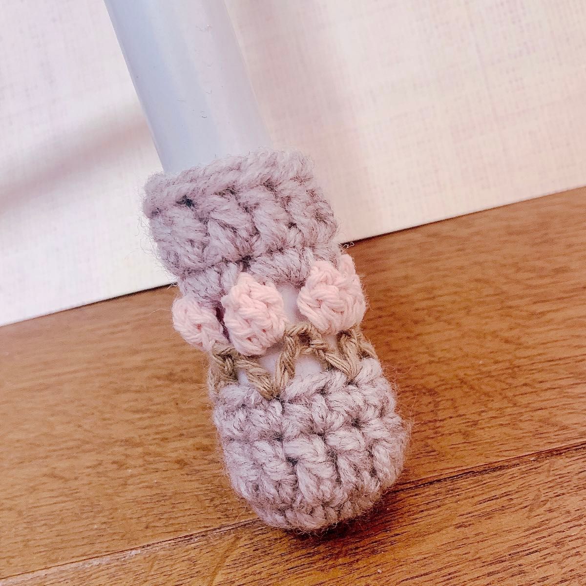 ハンドメイド　机　椅子脚カバー　かぎ針編み　グレー×ピンク　4個セット　かわいいお花モチーフ