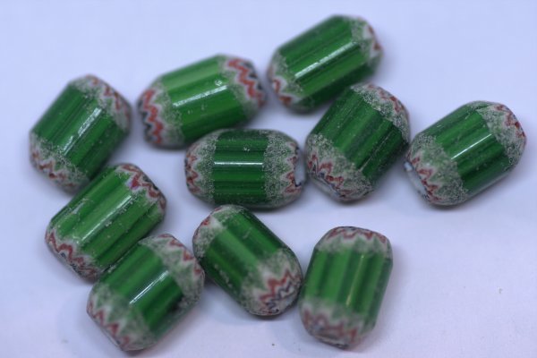 シェブロン ベネチア ビーズ 中粒 長さ約12直径7-8mm孔2-3ｍｍとんぼ玉 5層3色　緑、白、赤1個手拭きガラストンボボリュームディスカウント_画像6