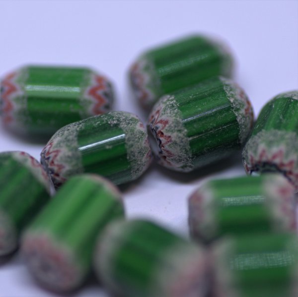 シェブロン ベネチア ビーズ 中粒 長さ約12直径7-8mm孔2-3ｍｍとんぼ玉 5層3色　緑、白、赤1個手拭きガラストンボボリュームディスカウント_画像7