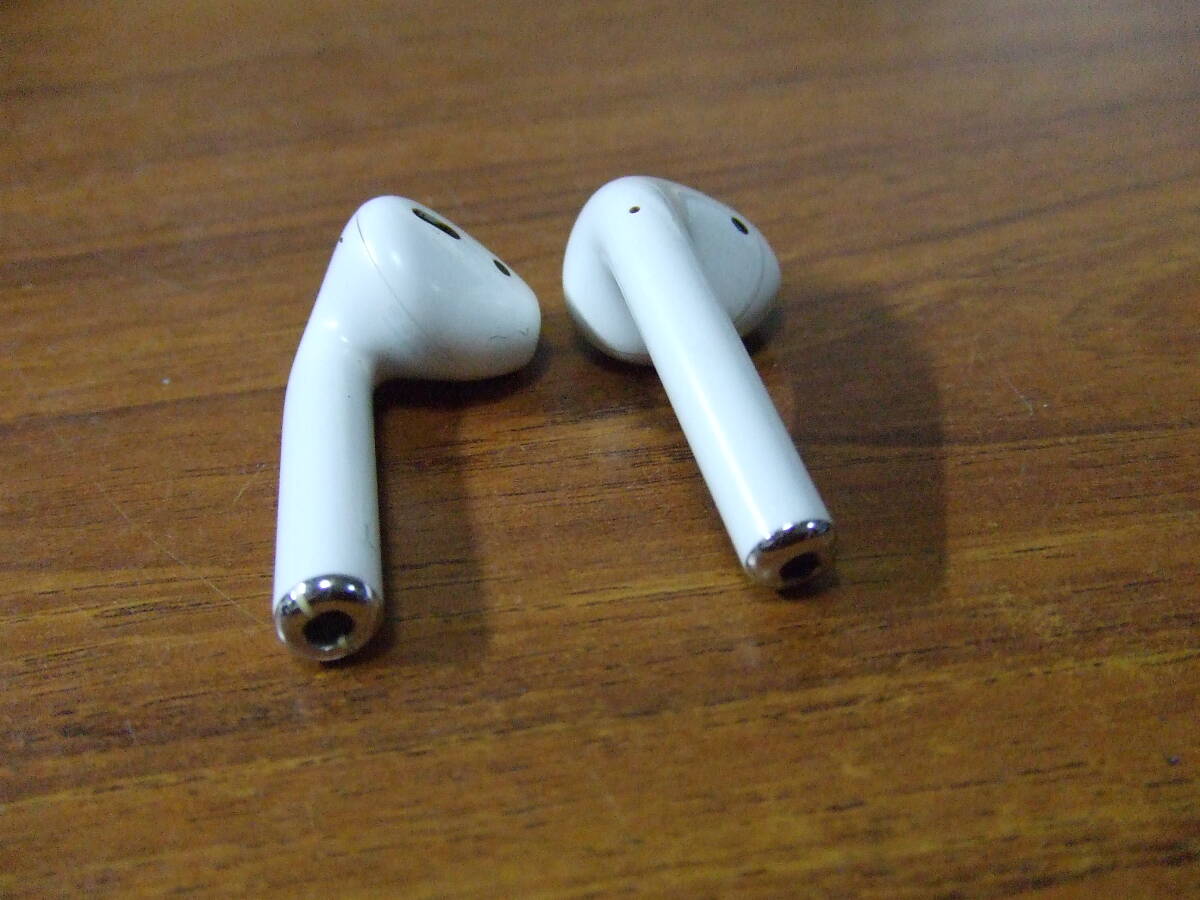 h635 Apple AIRPODS エアポッズ　イヤホンのみ　中古　未確認　ジャンク_画像2