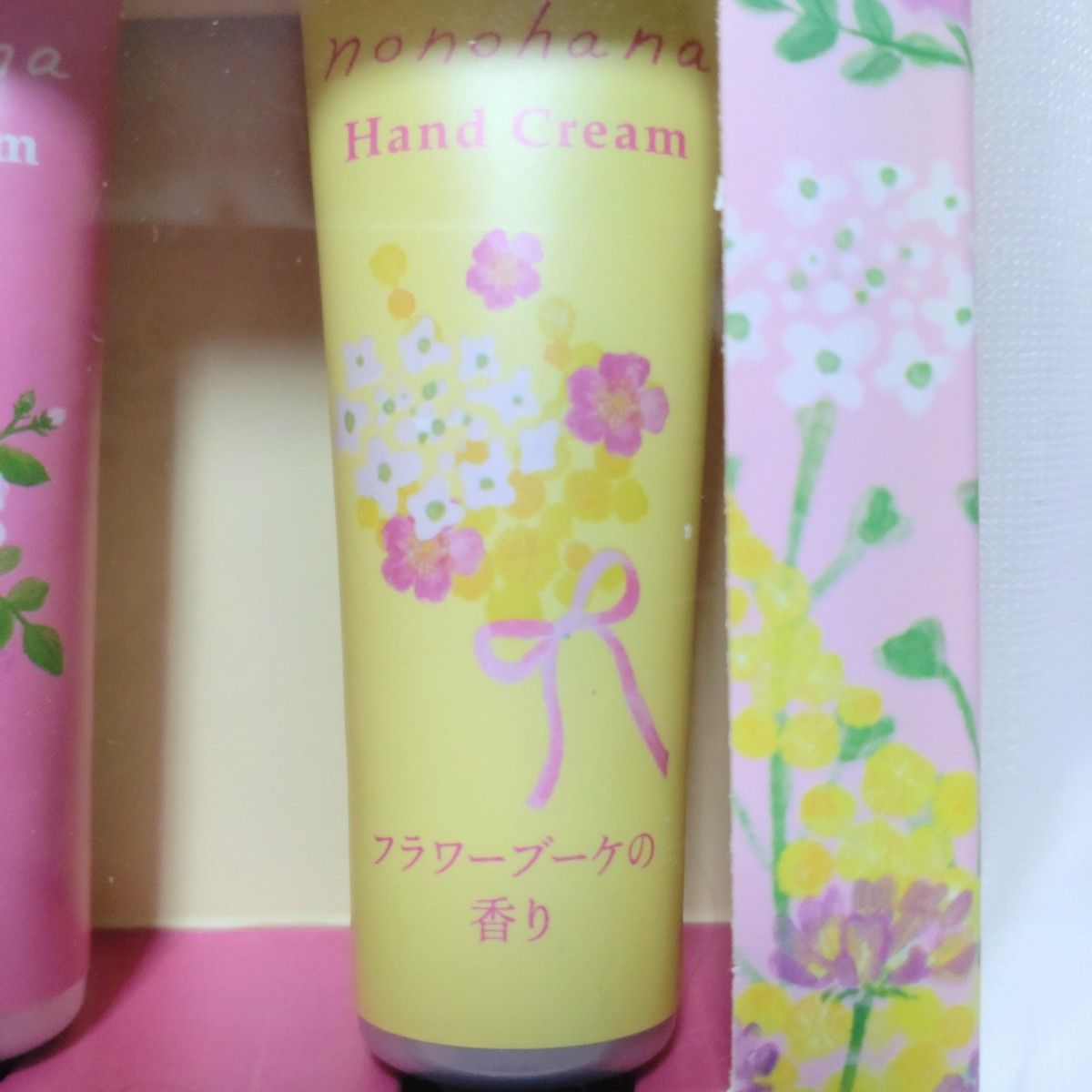 【新品未使用】 ハンドクリーム 花の香り 手荒れ  ひび割れ しもやけ プレゼント  保湿 ギフト ピンク PINK