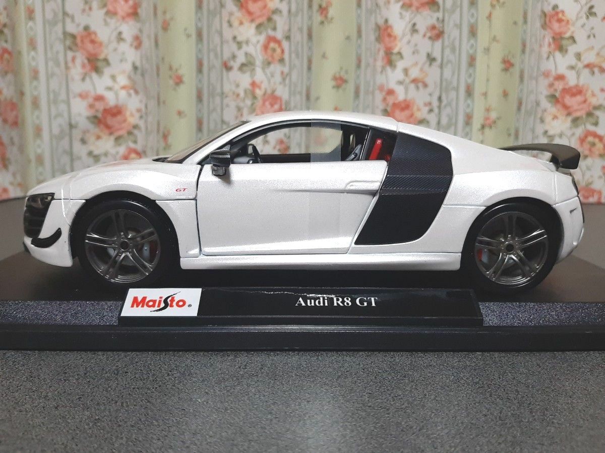 Audi   R8  GT   1/18   Maisto   新品未使用