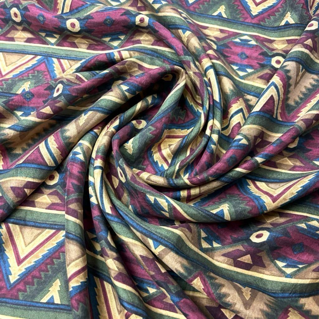 ヴィンテージ　レトロスカーフ 大判スカーフ　インディアン柄 総柄 マルチカラー 鮮やかカラー　個性派　正方形 90cm AM6221_画像3