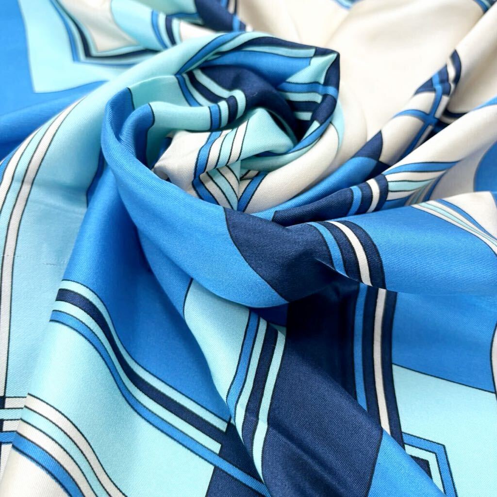 ピエールカルダン 白　青　水色　大判スカーフ シルクスカーフ 絹　正方形 幾何学模様 芸術 アートブルー系 60309AM_画像3