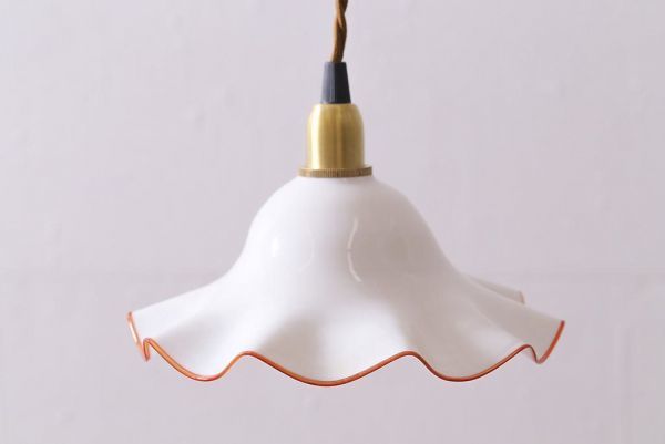 R-039911　イギリスヴィンテージ照明　橙縁フリルが可愛いミルクガラスペンダントライト(ランプシェード、天井照明)(R-039911)