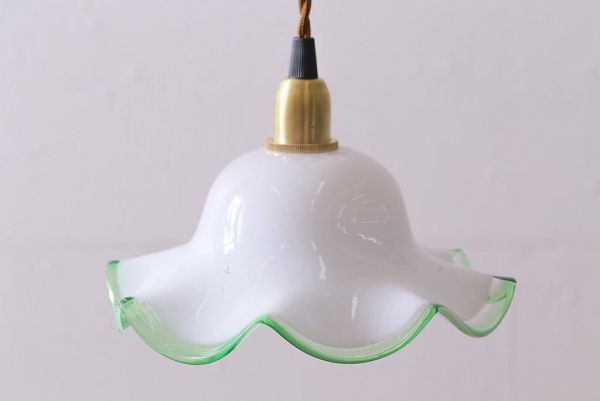 R-039910　イギリスヴィンテージ照明　爽やかな緑縁フリルのミルクガラスペンダントライト(ランプシェード、天井照明)(R-039910)