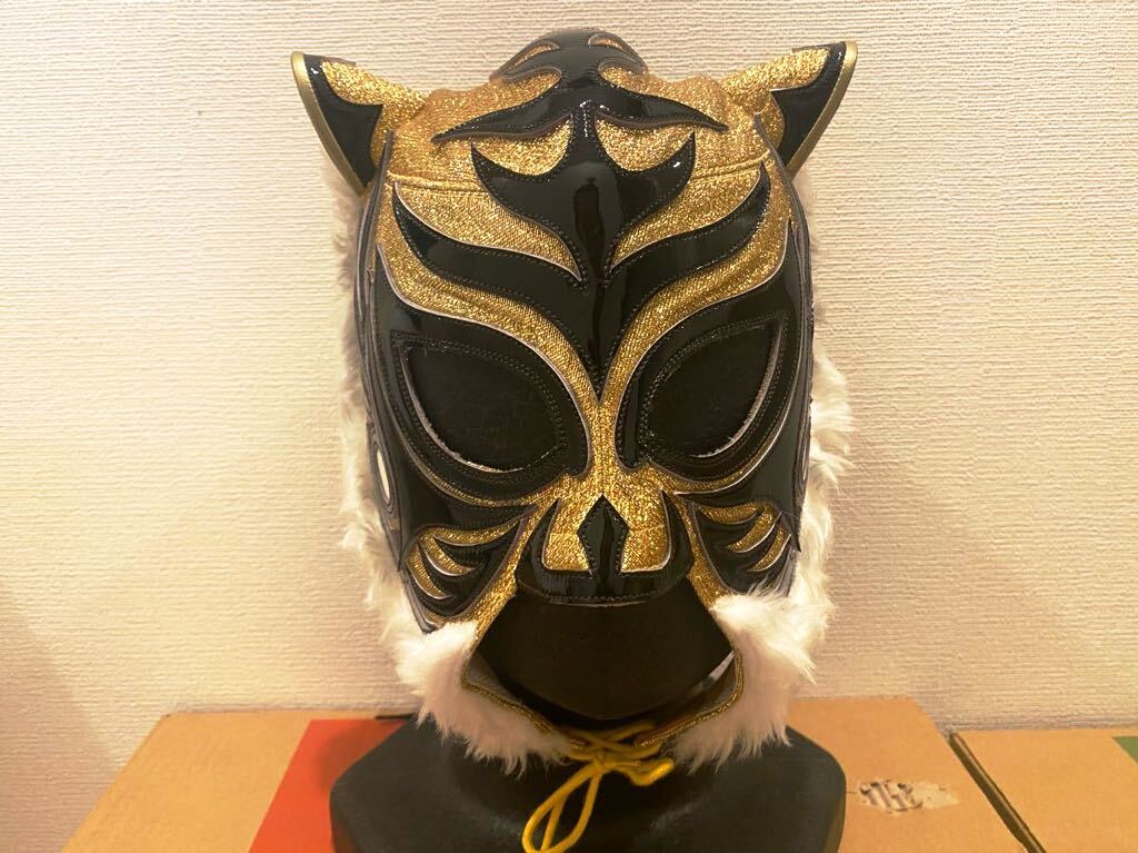 1円スタート!!新日本プロレス 4代目タイガーマスク 本人使用マスク YN製サイン入りレボリューションタイプ！！_画像1