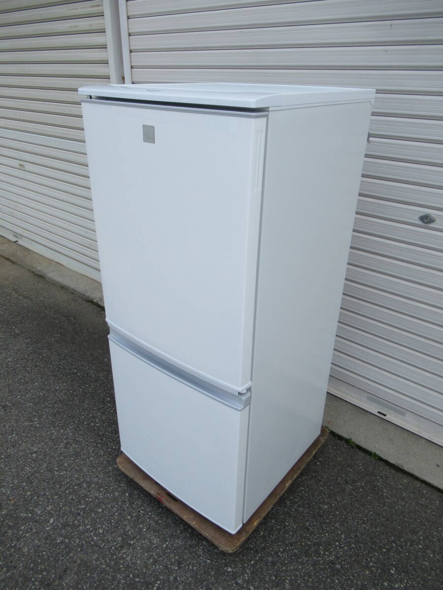シャープ冷凍冷蔵庫SJ-14E7  ２０２０年 １３７L  美品 左開き 右開き変更可 兵庫県加古川市より１００Km 以内の方は送料無料です。の画像1
