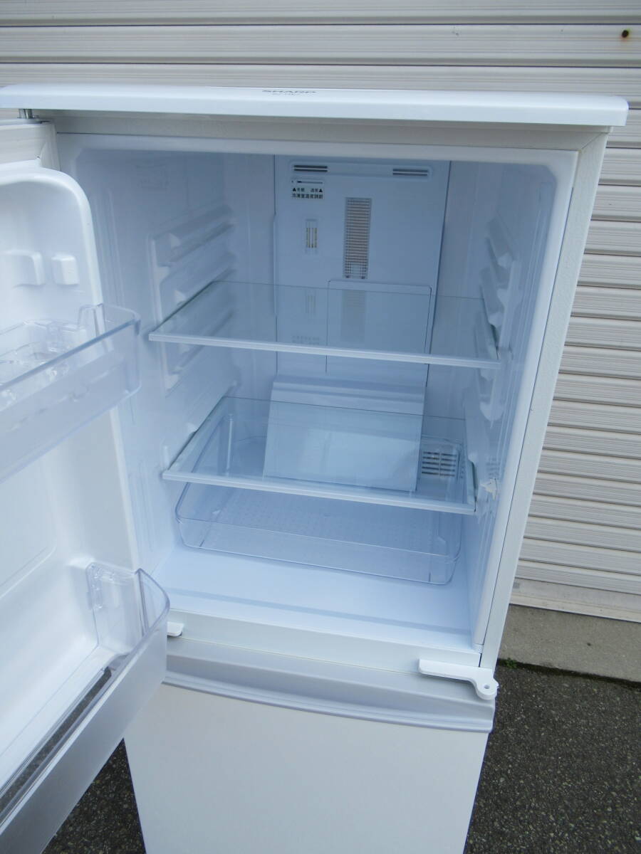 シャープ冷凍冷蔵庫SJ-14E7  ２０２０年 １３７L  美品 左開き 右開き変更可 兵庫県加古川市より１００Km 以内の方は送料無料です。の画像3