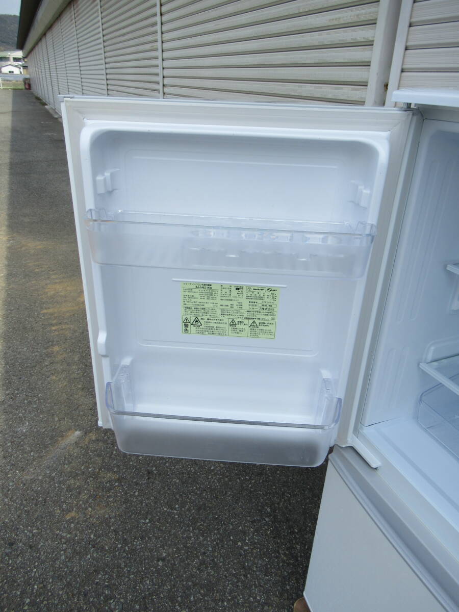 シャープ冷凍冷蔵庫SJ-14E7  ２０２０年 １３７L  美品 左開き 右開き変更可 兵庫県加古川市より１００Km 以内の方は送料無料です。の画像4