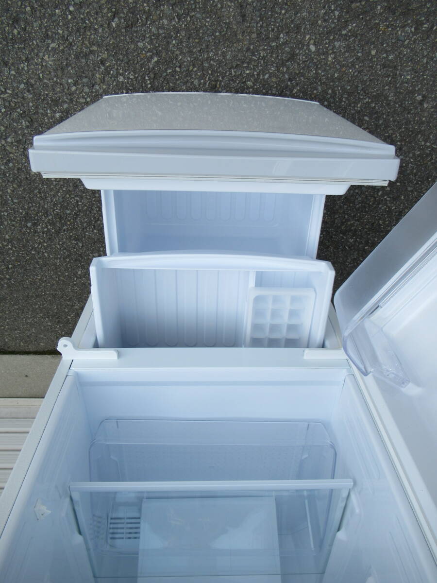 シャープ冷凍冷蔵庫SJ-14E7  ２０２０年 １３７L  美品 左開き 右開き変更可 兵庫県加古川市より１００Km 以内の方は送料無料です。の画像5