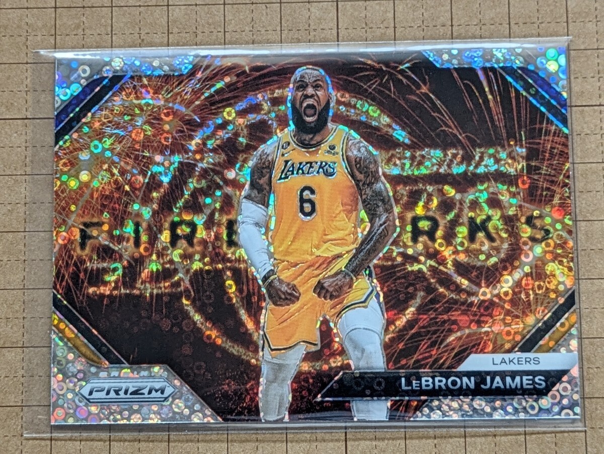 レブロン・ジェームズ【NBA 2023-24 PANINI PRIZM BASKETBALL】LeBron JAMES #3 インサート FIRE WORKS ファストブレイクプリズムの画像1