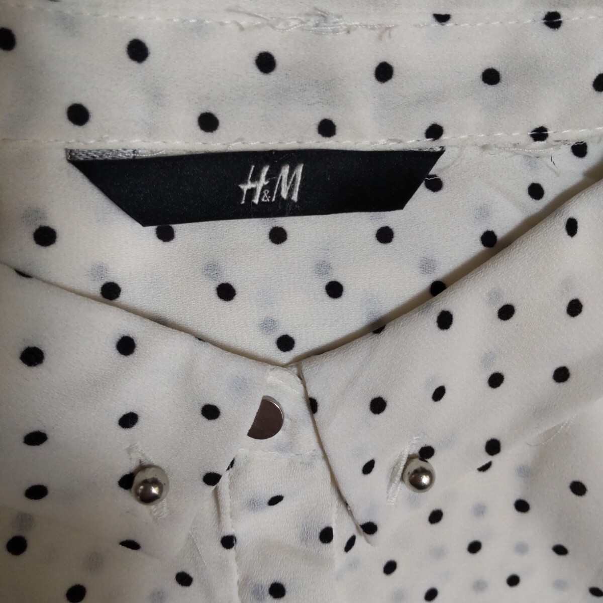 H&M　白地に黒のドット　チビ衿が可愛い　気回せる七分袖　タラっとした素材　羽織っても_画像5