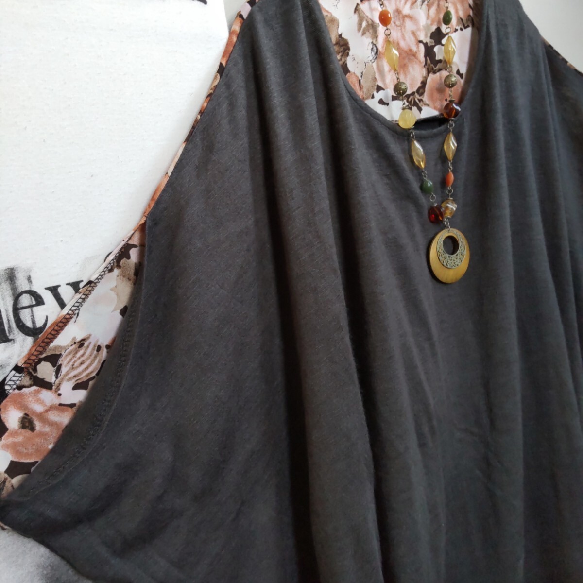 背面黒と前身幅がグレーとオレンジ系花柄の洒落たカッティング　ゆったり幅で裾が詰まったデザイン_画像2