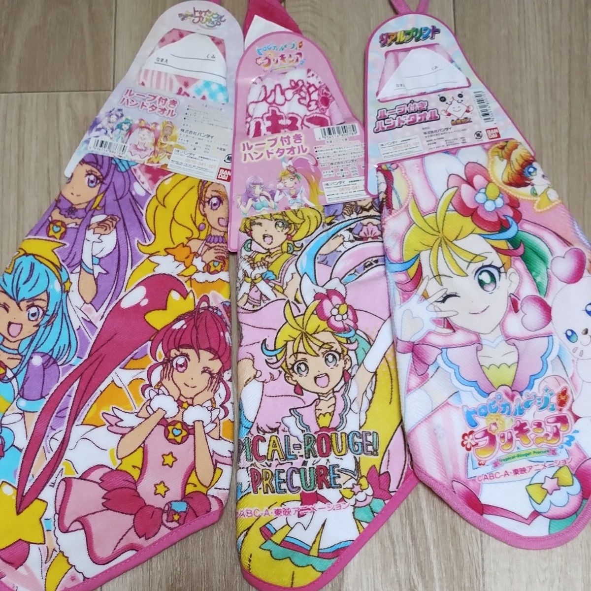 新品　プリキュア　ループ付きハンドタオル