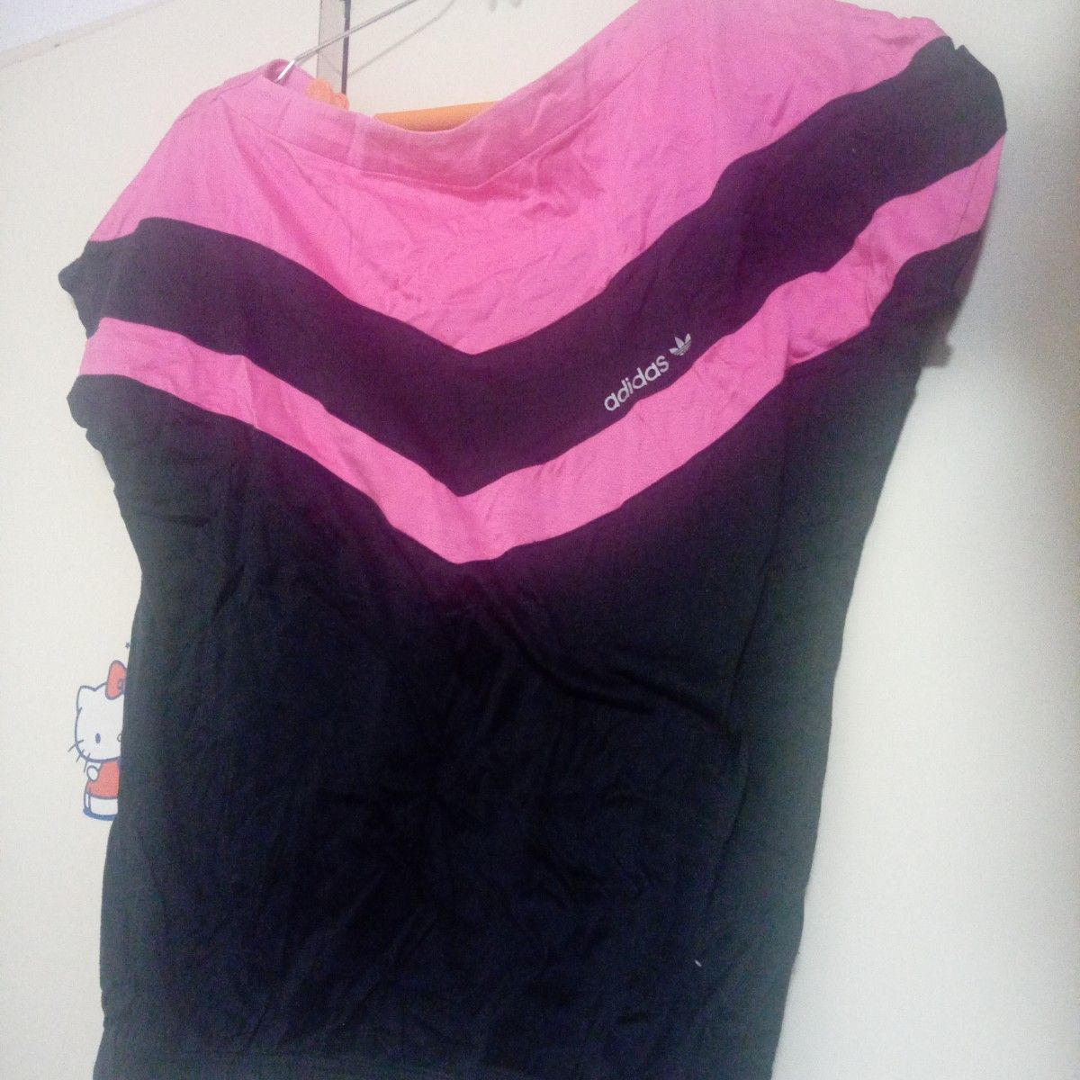 アディダスオリジナルス 黒×ピンク裾ゴム半袖Tシャツ