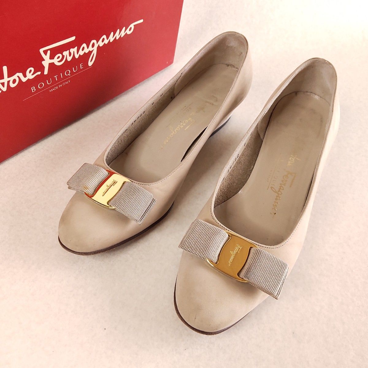 Ferragamo フェラガモ パンプス 23cm ベージュ ヌバック ヴァラ Ferragamo フェラガモ パンプス 23cm ベージュ ヌバック ヴァラ