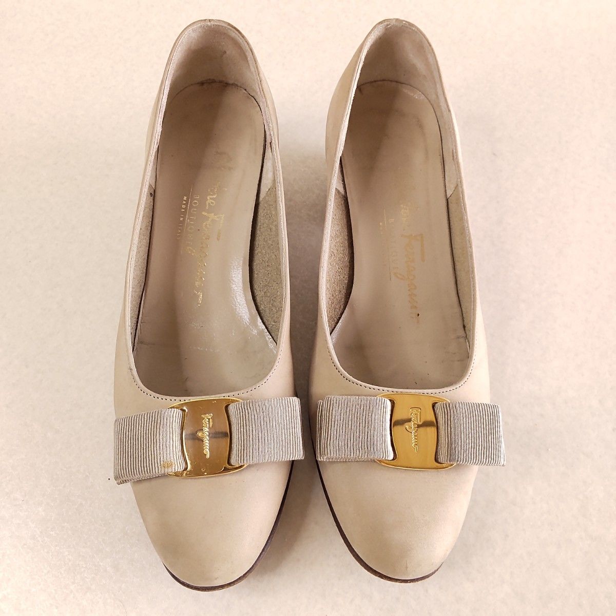 Ferragamo フェラガモ パンプス 23cm ベージュ ヌバック ヴァラ Ferragamo フェラガモ パンプス 23cm ベージュ ヌバック ヴァラ