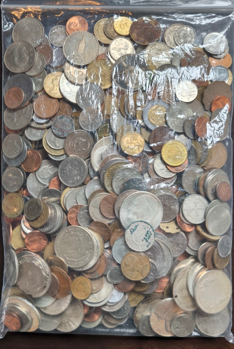 外国銭まとめ売り 海外コイン 古銭 紙幣 実家整理品 約4kg 検索:アメリカ 香港 古札の画像2