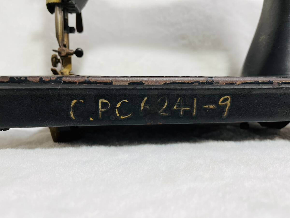 [240322-4T][ present condition goods ]{ antique sewing machine }SINGER/ singer /EC710149/ retro / black / black /C.P.C 6241-9