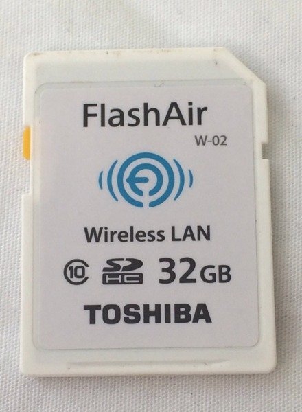 ☆☆TOSHIBA 東芝　FlashAir　W-02　フラッシュエアー　32GB　SDHC メモリーカード　ケース付き☆ジャンク品_画像1